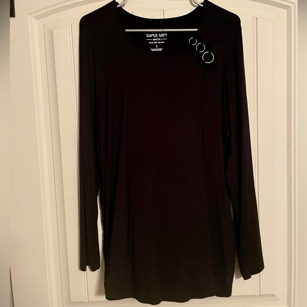 Torrid top with metal ring detail